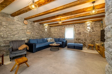 3-Bedroom Holiday House with Heated Pool in Lakmartin