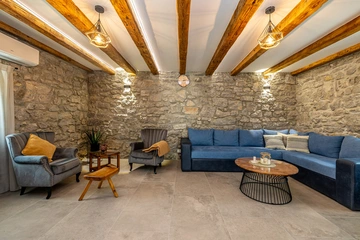 3-Bedroom Holiday House with Heated Pool in Lakmartin