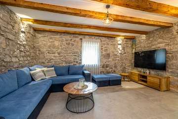 3-Bedroom Holiday House with Heated Pool in Lakmartin