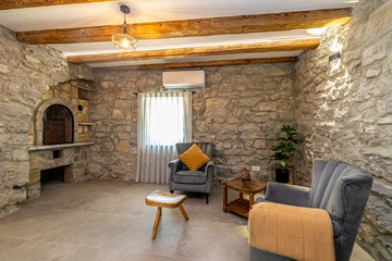 3-Bedroom Holiday House with Heated Pool in Lakmartin