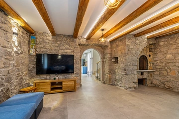 3-Bedroom Holiday House with Heated Pool in Lakmartin