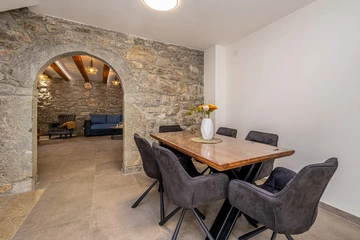 3-Bedroom Holiday House with Heated Pool in Lakmartin