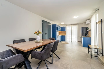 3-Bedroom Holiday House with Heated Pool in Lakmartin