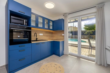 3-Bedroom Holiday House with Heated Pool in Lakmartin