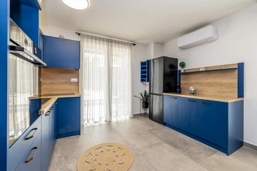 3-Bedroom Holiday House with Heated Pool in Lakmartin