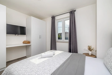 3-Bedroom Holiday House with Heated Pool in Lakmartin