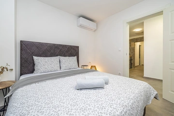 3-Bedroom Holiday House with Heated Pool in Lakmartin