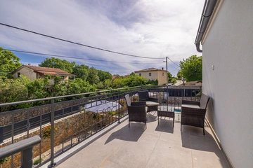 3-Bedroom Holiday House with Heated Pool in Lakmartin