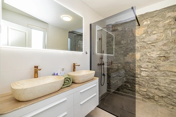 3-Bedroom Holiday House with Heated Pool in Lakmartin