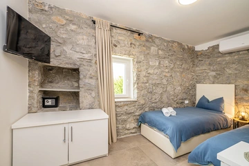 3-Bedroom Holiday House with Heated Pool in Lakmartin