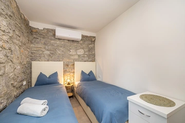 3-Bedroom Holiday House with Heated Pool in Lakmartin