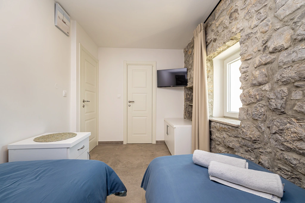 3-Bedroom Holiday House with Heated Pool in Lakmartin