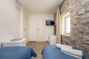 3-Bedroom Holiday House with Heated Pool in Lakmartin