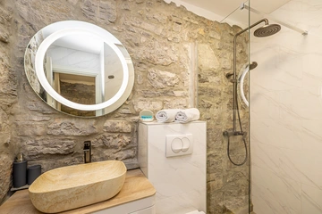 3-Bedroom Holiday House with Heated Pool in Lakmartin