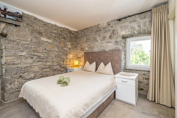 3-Bedroom Holiday House with Heated Pool in Lakmartin