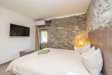 3-Bedroom Holiday House with Heated Pool in Lakmartin