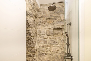 3-Bedroom Holiday House with Heated Pool in Lakmartin