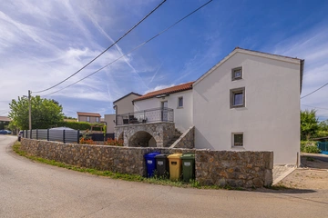 3-Bedroom Holiday House with Heated Pool in Lakmartin