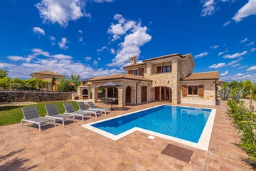 3-Bedroom House with Private Pool in Vrh