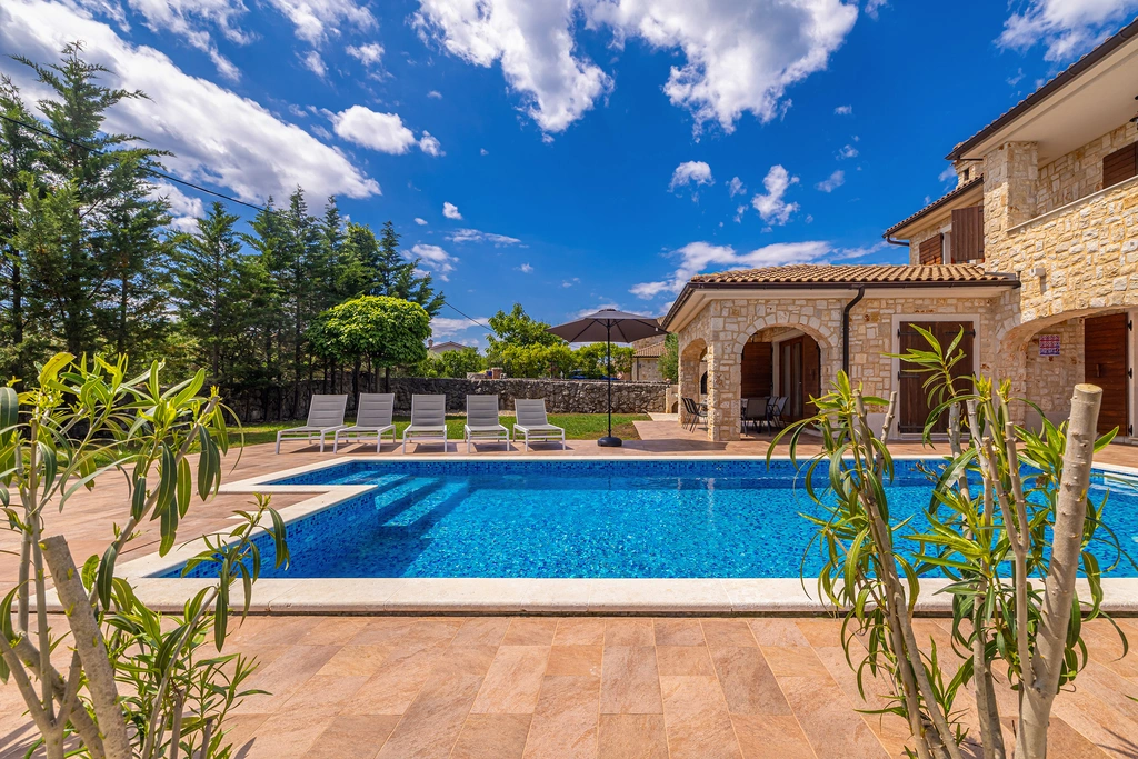 3-Bedroom House with Private Pool in Vrh