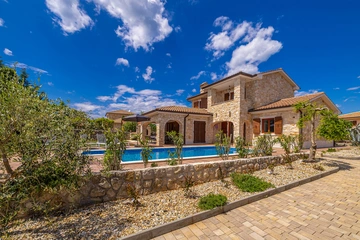 3-Bedroom House with Private Pool in Vrh