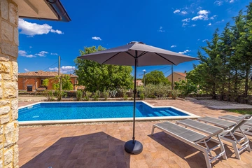 3-Bedroom House with Private Pool in Vrh