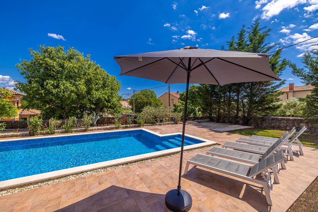 3-Bedroom House with Private Pool in Vrh