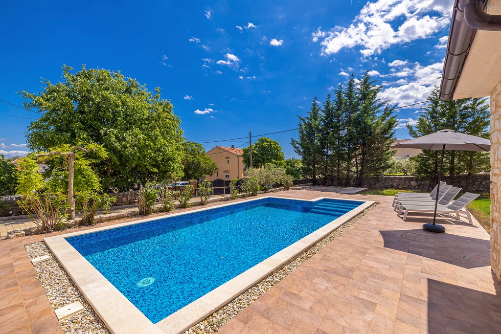 3-Bedroom House with Private Pool in Vrh