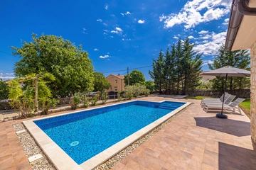 3-Bedroom House with Private Pool in Vrh