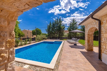 3-Bedroom House with Private Pool in Vrh