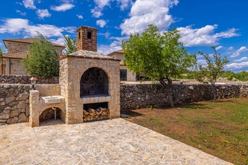 3-Bedroom House with Private Pool in Vrh