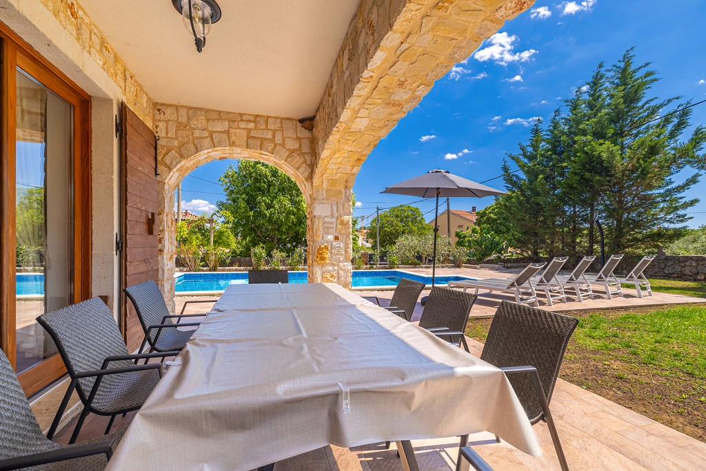 3-Bedroom House with Private Pool in Vrh