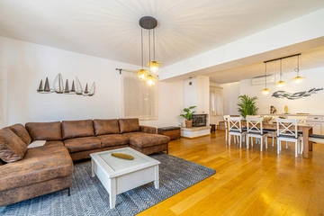 3-Bedroom House with Private Pool in Vrh