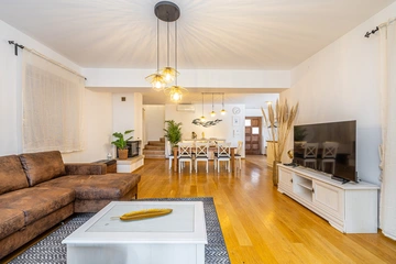 3-Bedroom House with Private Pool in Vrh