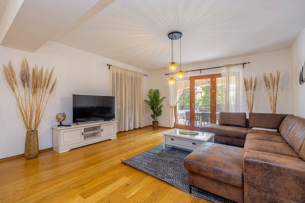 3-Bedroom House with Private Pool in Vrh