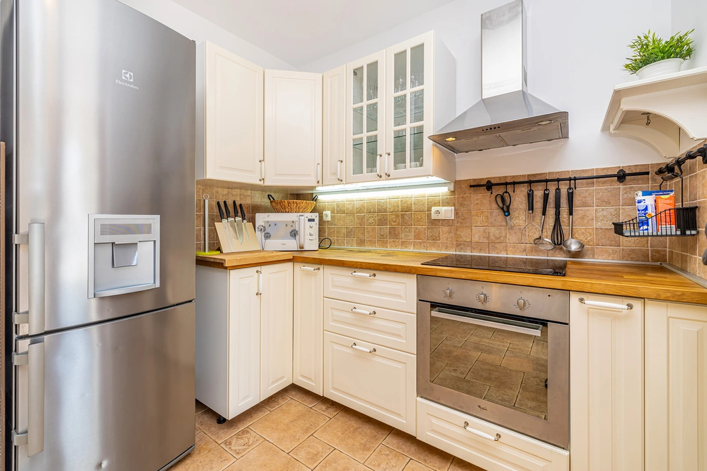 3-Bedroom House with Private Pool in Vrh