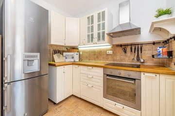 3-Bedroom House with Private Pool in Vrh