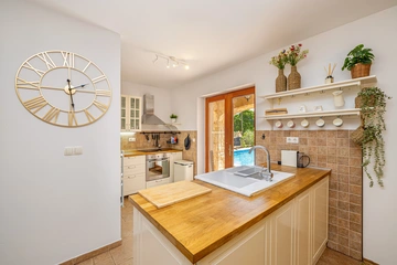 3-Bedroom House with Private Pool in Vrh