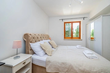 3-Bedroom House with Private Pool in Vrh