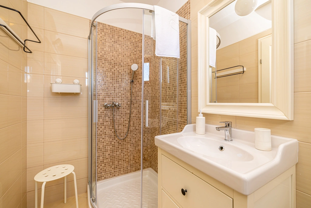 3-Bedroom House with Private Pool in Vrh