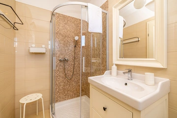 3-Bedroom House with Private Pool in Vrh