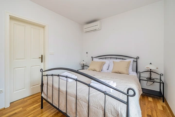 3-Bedroom House with Private Pool in Vrh