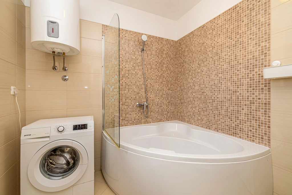3-Bedroom House with Private Pool in Vrh