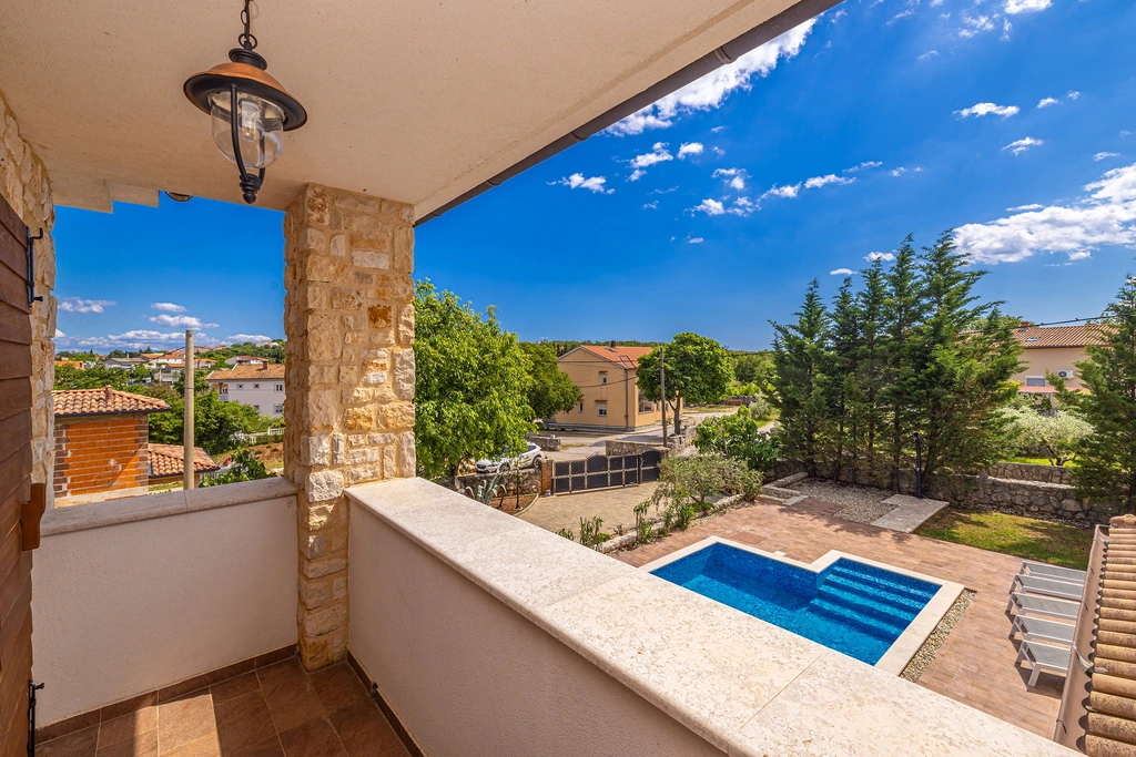 3-Bedroom House with Private Pool in Vrh