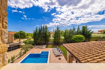 3-Bedroom House with Private Pool in Vrh