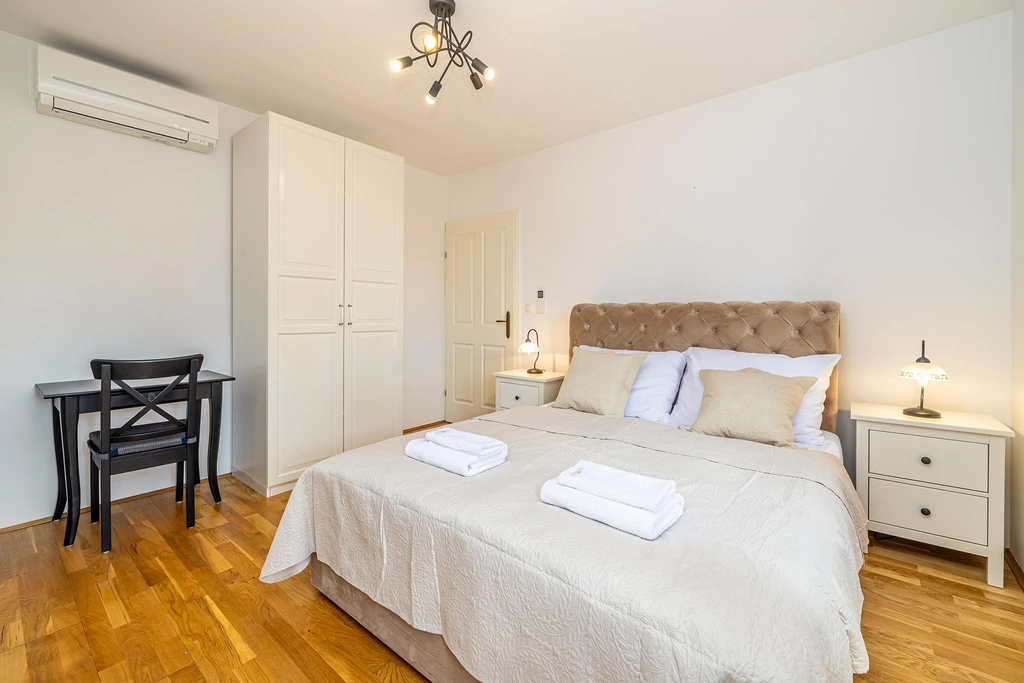 3-Bedroom House with Private Pool in Vrh
