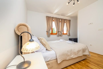 3-Bedroom House with Private Pool in Vrh