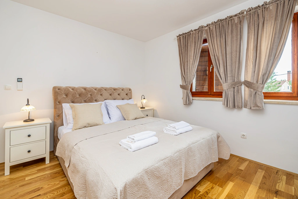 3-Bedroom House with Private Pool in Vrh