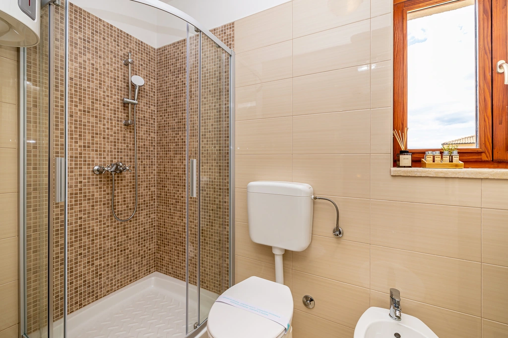 3-Bedroom House with Private Pool in Vrh