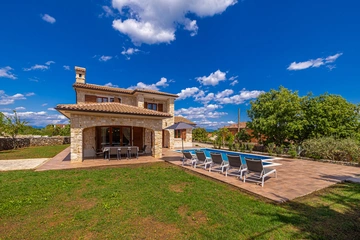 3-Bedroom House with Private Pool in Vrh